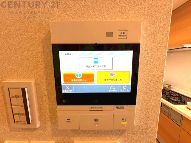 訪問者が来たときにテレビ画面で確認できるため、安心してドアを開けられます。録画機能があるものもあり、留守中に来訪者を記録しておくことができます。利便性が高く、セキュリティ面でも安心です。