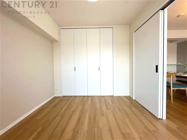 子供部屋…創造性や成長を促す遊びの空間を提供。学習や趣味に集中できる環境を整えます。個別のプライベートスペースは自己表現と自立心を育み、心地よい睡眠環境を整えリラックスできる場所を提供。