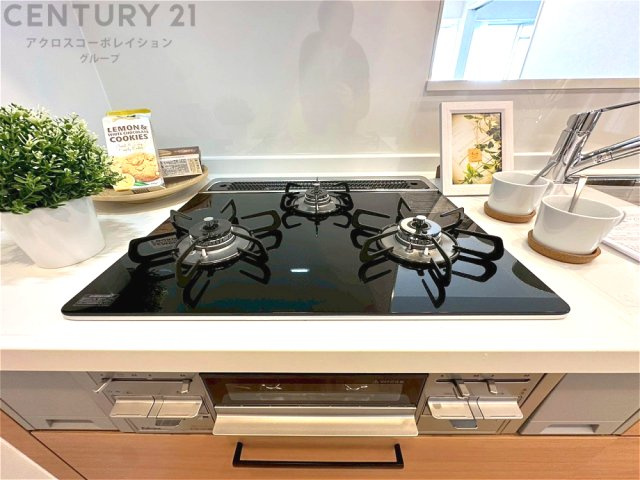 多数の調理器具を同時に使用でき、料理の効率化が可能。省エネで節約になり、様々な料理スタイルに適応できます。また、火力調整が独立しており、手入れや掃除もしやすく、今よりもっとお料理が楽しくなるかも。