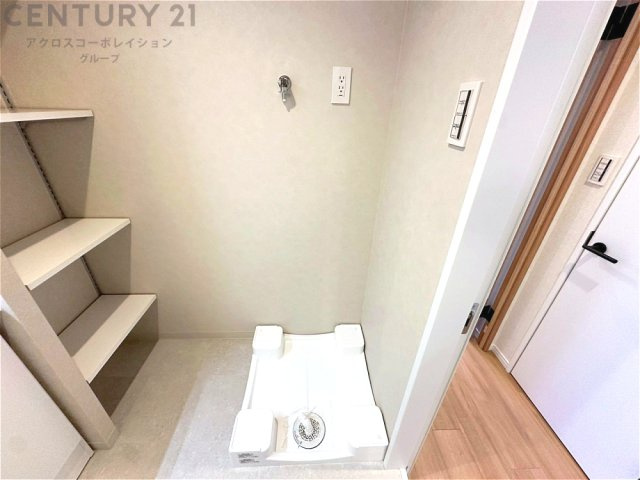 洗濯物の仕分け作業がしやすく、整理整頓が容易になります。洗濯音や湿気を他の部屋に持ち込まず、生活環境を快適に保ちます。上部を活用すれば収納スペースを確保でき洗剤や洗濯用品の整理もしやすくなります。