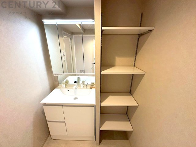 化粧品や洗顔料、歯ブラシなどの必需品をまとめて置ける収納スペースがあり、使用するたびに取り出す手間が省けます。また、水回りのため、濡れても大丈夫な素材が使用されており、お手入れが簡単です。