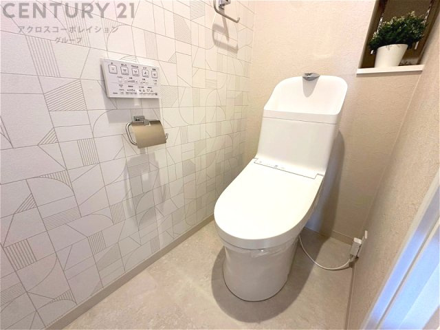 温水洗浄便座付トイレは温水洗浄機能により、暖かい水でおしりを洗浄することができ、冷たい水を使う従来の便座に比べ、温水洗浄機能で暖かいトイレを提供し、快適な使用を可能にします。