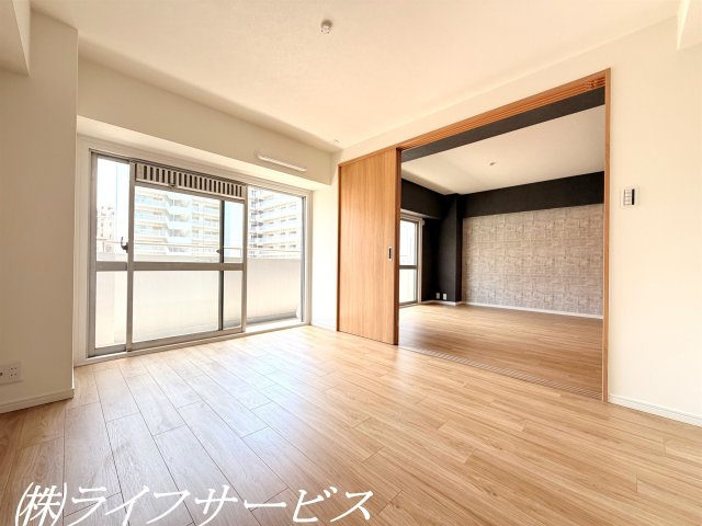 バルコニー側洋室6.5帖/南向きのバルコニーに面した陽当り良好のお部屋です！クローゼット有！