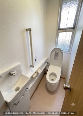 1階のトイレです。手すりや手洗い場がございます。