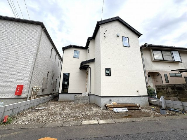 バス停『緑町二丁目』より徒歩2分。雨の日の通勤通学、お子様とのおでかけも便利。