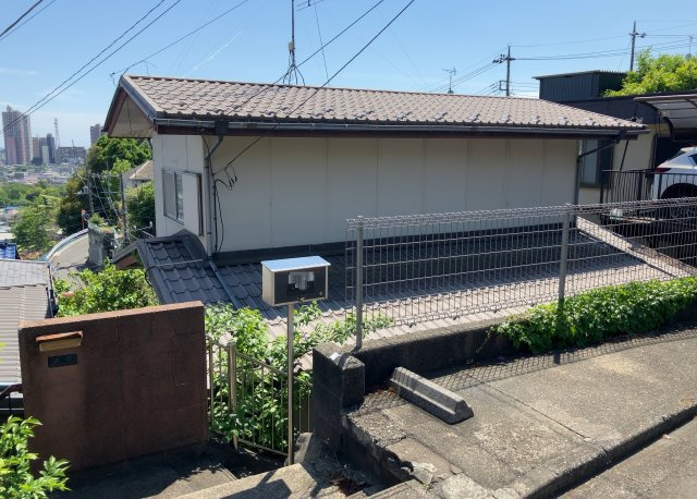 バルコニーは、室外の専用スペースのうち、「屋根がなく開放された空間」であるものを指します。ベランダより広いタイプのものが多く、日当たりもよいため家庭菜園などを楽しみたい人にとって適した環境となります。