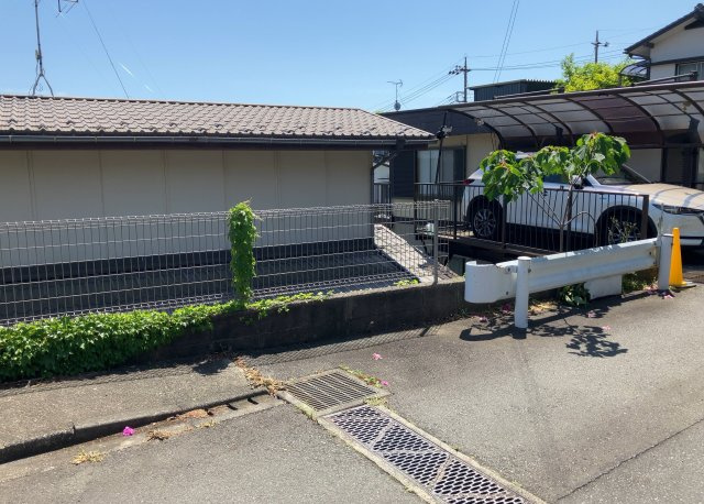 木造住宅とは土台、壁、柱など建築物の強度を支える構造体の材に木が使用されている構造を指します。構造体は建物の自重を支えるだけではなく風圧や水圧、積裁荷重などあらゆる衝撃に耐えるための基礎です。