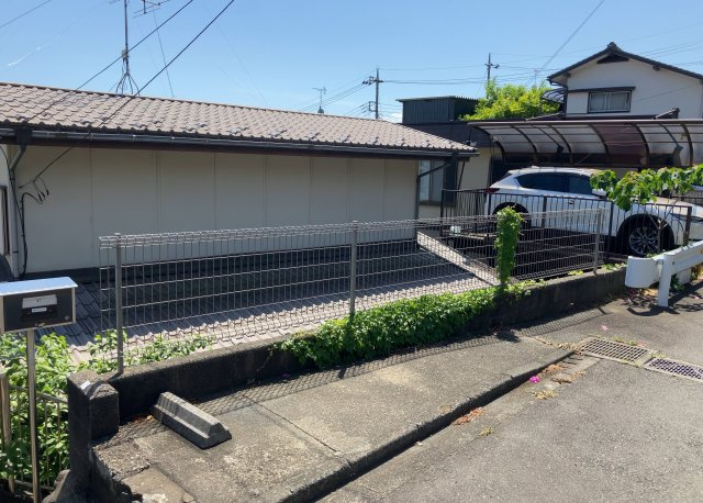 建物の基礎工事の方法は、主流となっているベタ基礎（防湿基礎）と布基礎の2種類に分類され、床下の通気性や耐久性などに違いがあります。建物の基礎部分の構造や付帯設備など詳細については現地でご確認ください。