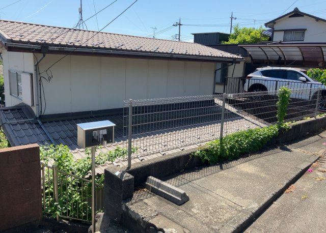 床下換気口は、床下に湿気がこもることを防ぎ、効果的に換気を行うために設置されています。床下換気口が設置されていない建物は、基礎パッキング工法などにより換気を行なっています。詳細は現地でご確認ください。