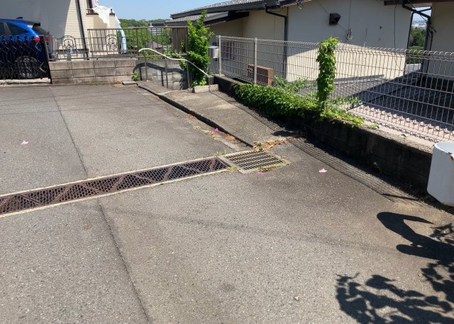 南側道路の場合は長い時間光を入れ込むことができるため、庭やリビングを道路側に持ってくることが多く土地価格も高い傾向にあります。一方北側道路だとリビングや庭が南側になりプライバシーを守ることができます。