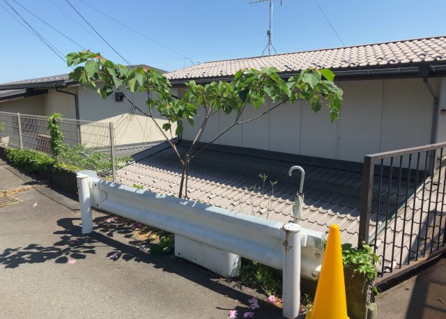 車一台あたりに必要なスペースは、標準サイズの普通自動車で横幅2m50cm、長さ5mは必要になります。ただし、乗降のことも考慮して横幅3m30cm、長さ5m50cmほどは確保できるところを選びましょう。