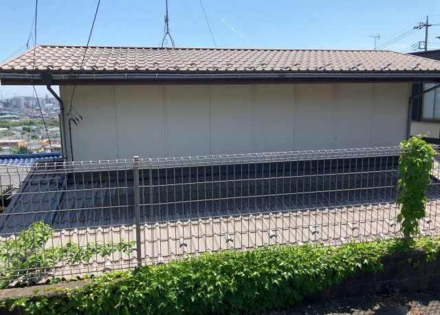 バルコニーは、建物内から室外へ楽に出入りできる便利なスペースです。また、バルコニーには手すりを付けることが義務付けられており、手すりの高さは110cm以上で施工することが建築基準法で定められています。