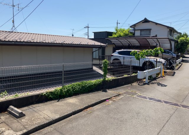 両面バルコニーは、バルコニーそのものの機能というよりかは設置の仕方による名称です。複数のバルコニーを東西や南東などの相対する場所に設置することで、通風や採光が確保しやすくなるというメリットがあります。