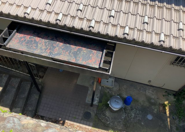 玄関は家の顔と言っても過言ではありません。現地を見学する際は玄関の広さや全体のバランスなどを見てみるといいでしょう。一般的なアプローチのしやすさだけではなく、お年寄りにも優しい設計のものだと安心です。