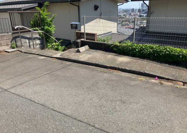 住宅用の土地では前面道路に2m以上接していなければならないと法律で定められています。しかし、お持ちの車のサイズやライフスタイルなどにより、2mでは利便が悪い場合もございますので、事前に確認しましょう。