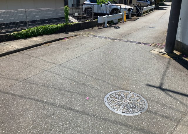 道幅が広い場所は日当たりや風通が良好です。幅が広いのですれ違いも可能ですし大きな車でも駐車可能！一方で、大型車が通ることも多くなるため交通量の増加により騒音に繋がります。また土地の値段が高くなります。