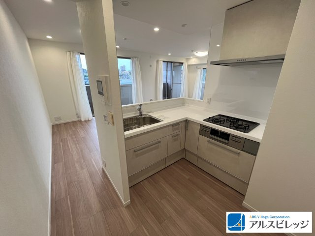 ホワイトを基調とした清潔感のあるシステムキッチン