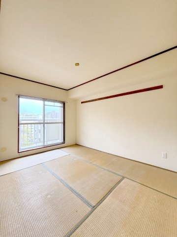 【グリーンメゾン南大沢　リビングを中心にした団らん設計 の和室】