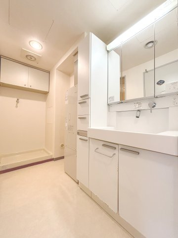 【グリーンメゾン南大沢　リビングを中心にした団らん設計 の独立洗面台】