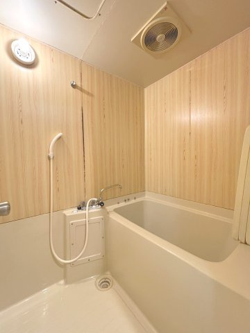 【グリーンメゾン南大沢　リビングを中心にした団らん設計 の浴室】