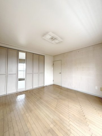 【グリーンメゾン南大沢　リビングを中心にした団らん設計 の洋室】