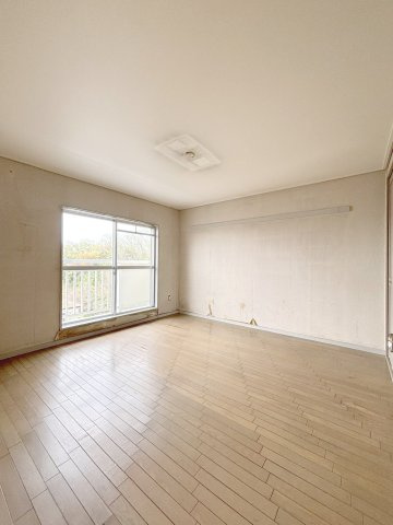 【グリーンメゾン南大沢　リビングを中心にした団らん設計 の洋室】