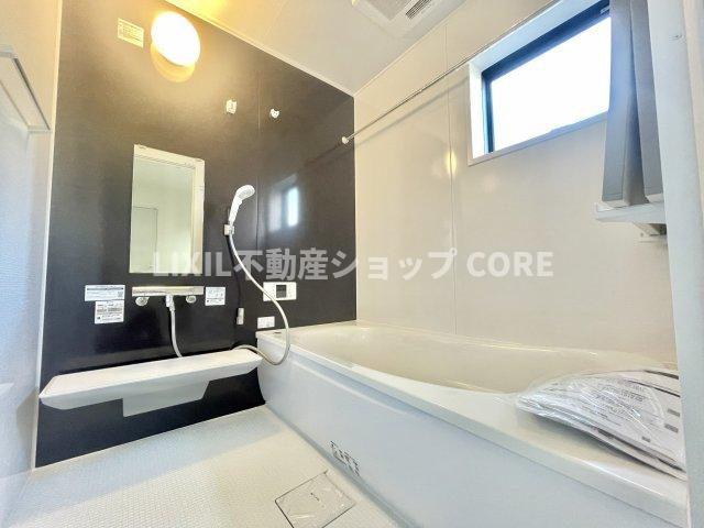 ゆったり入れる一坪バス。足を伸ばして入れるサイズは一日の疲れを癒すのに嬉しい広さですね。　