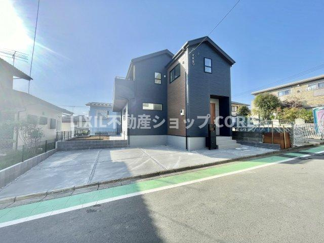 前面道路は閑静な住宅地をはしる車通りの少ない道路。お車の出し入れが苦手なママや小さなお子様にも安心　