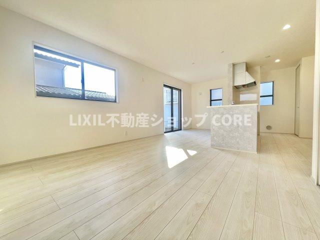 家族と過ごす時間を大切にしたい方にぴったりの明るくゆとりある住空間です。　