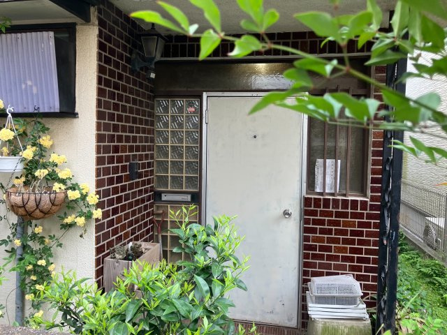 現地に行くなら、物件の周囲の地形がどうなっているかを見ることも大切です。周辺より低くなっている土地では、大雨などで水が集まりやすいため、地盤が弱くなっているということも考えられるため、注意が必要です。
