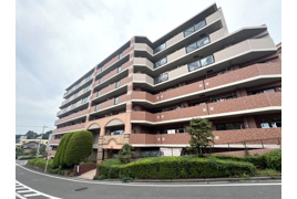 ららぽーと横浜が徒歩圏内 リノベーションされてデザイン性のあるお部屋に生まれ変わってあら素敵 最近のゴンチャはちょっとポテンシャル上がっている模様（ららぽーとにアリ）な、 ダイアパレスつづきの丘 の外観