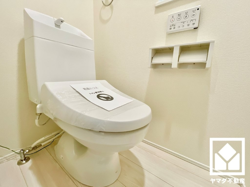 【トイレ】　温水洗浄便座付で快適にお使いいただけます