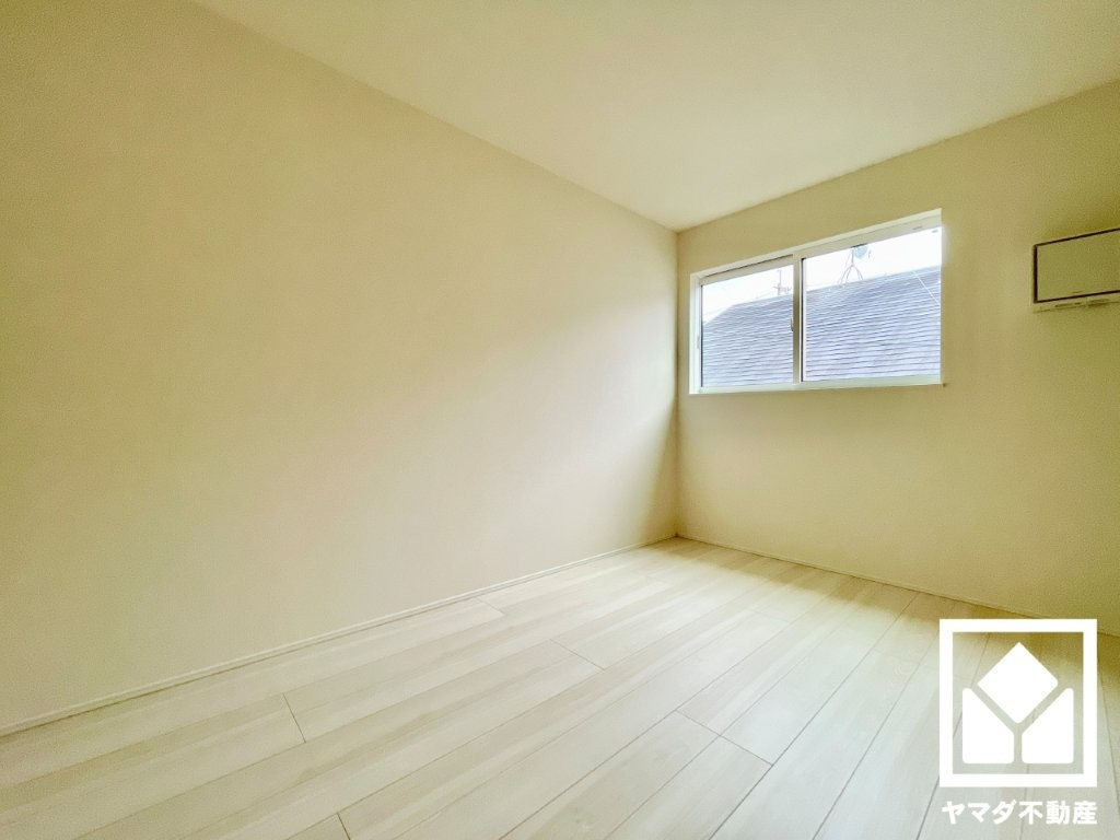 【洋室】　陽当たり、通風良好なので過ごしやすいお部屋となっております。