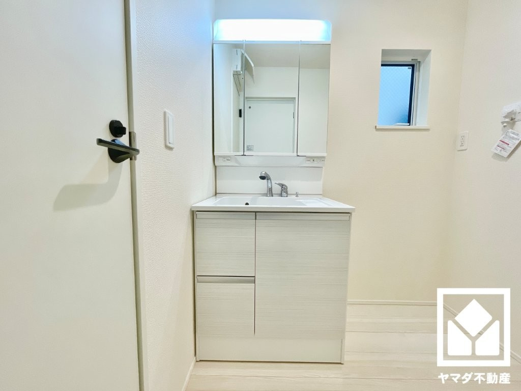 【洗面台】　3面鏡の裏側や洗面台下など収納スペースが豊富な洗面台です。