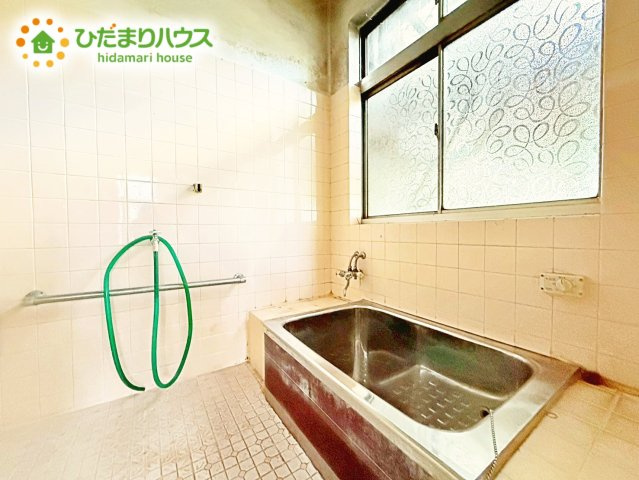 浴室には窓があり、換気が良好です。リラックスできるバスタイムを楽しむことができ、心地よい空間を提供します。