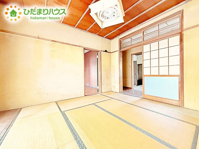 明るい日差しが降り注ぐお部屋に、居心地の良さを感じさせるコーディネート。家具やカーテンでお気に入りのお部屋に♪