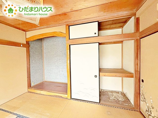 奥行きが広い収納スペースなので、お布団も楽々しまえますね！！