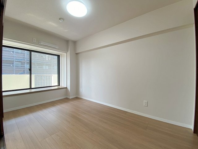 南東側に位置する約4.5帖の洋室です。明るい光が差し込む心地よいお部屋となっており、お子様の健やかな成長を見守る子供部屋や、ゆったりくつろげるプライベートな空間にぴったりです。