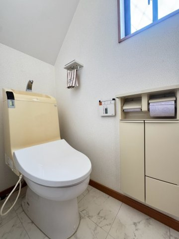 温水洗浄暖房便座付き。2箇所あるので、忙しい朝でも安心♪窓付きのトイレスペースで換気環境も良好です。