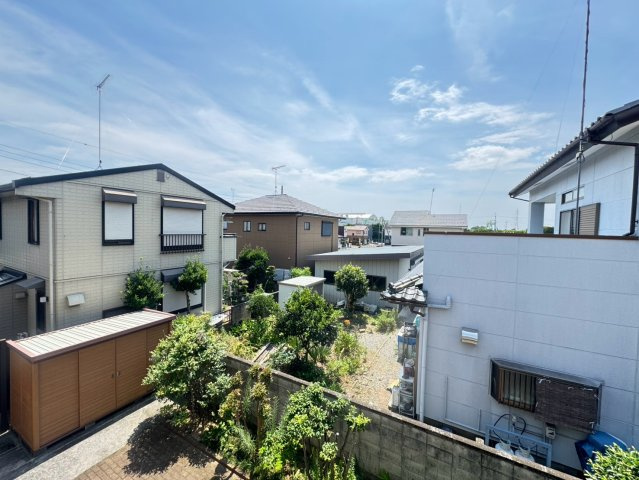 バルコニーからの景色。南側がひらけていて、日当たりもバッチリです。