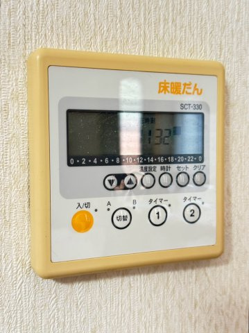 リビングには床暖房がついております。エアコン4台