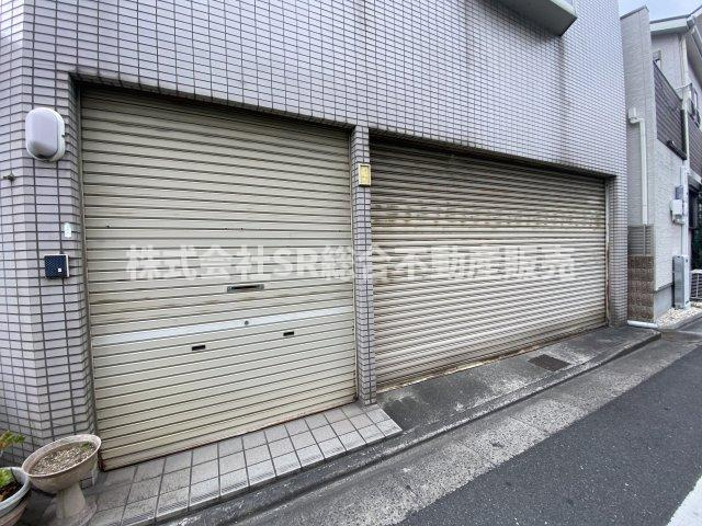 1Fは事務所・倉庫として使える広々空間♪倉庫部分はシャッター付き車庫としても使えて駐車スペース2台分あります！