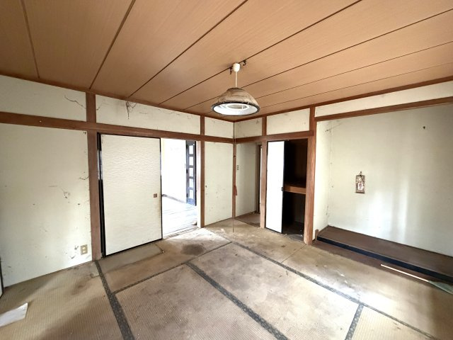 床の間と収納付き。客間としてはもちろん、寝室にも適した静かな空間。