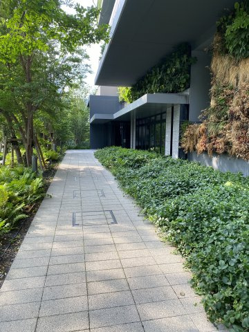 植栽豊かなエントランスアプローチ