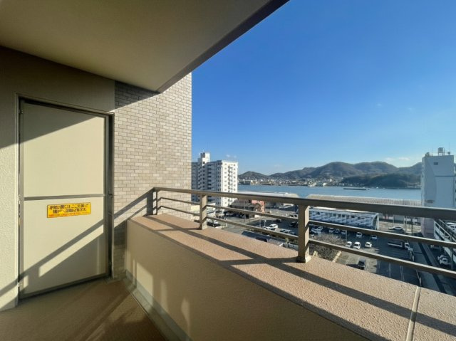 バルコニーからは開けた眺望が広がり、海や空、街並みを身近に感じられます。時間帯によって表情を変える景色は、日常にちょっとした特別感をプラス。プライベートな時間をゆったりと楽しめます。