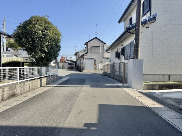 前面道路東側を向いて撮影しました。