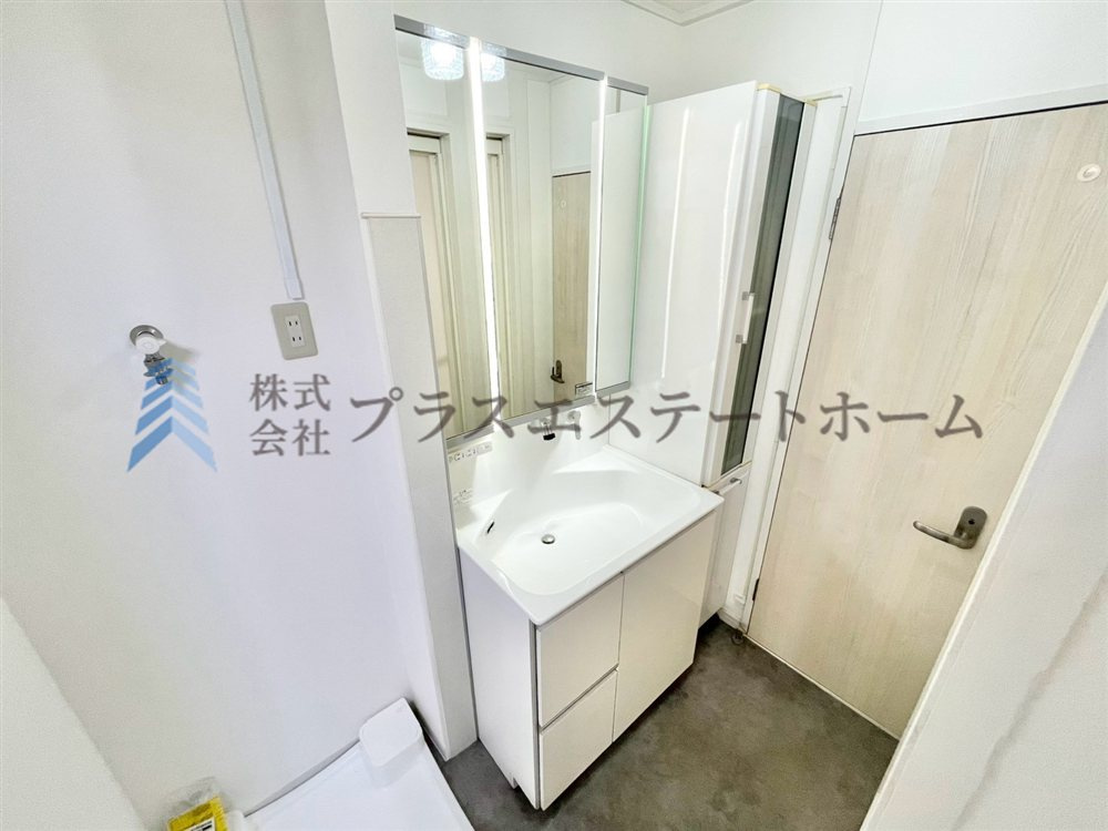 縦にLED電球付きの洗面化粧台♪お化粧をするときも明るく照らしてくれます♪