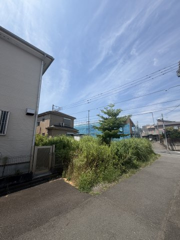 東側道路は交通量が少なくプライバシーも保ちやすいです！
