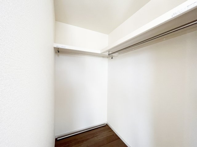 丈の長いお洋服もスッキリ収納可。大容量のウォークインクローゼットです（施工例）