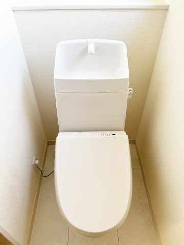 温水洗浄付き節水型トイレ。フチなし形状でお掃除楽々（施工例）